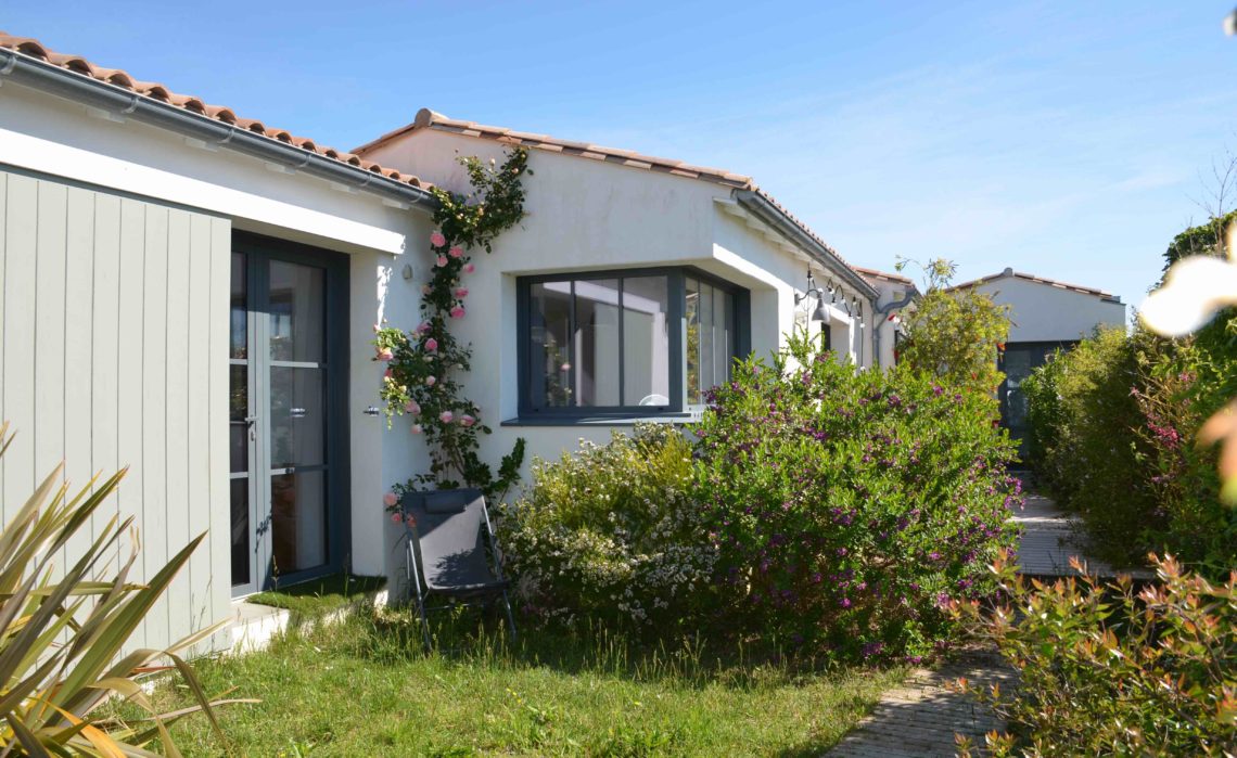 Les Petites Terres jardin devant chambre triple